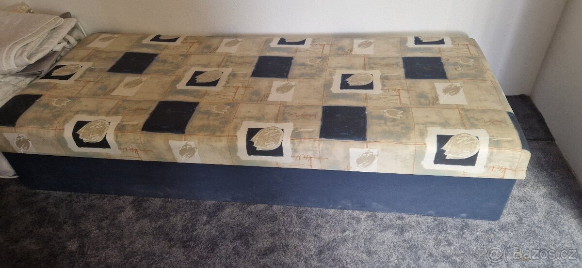 Válenda s úložným prostorem