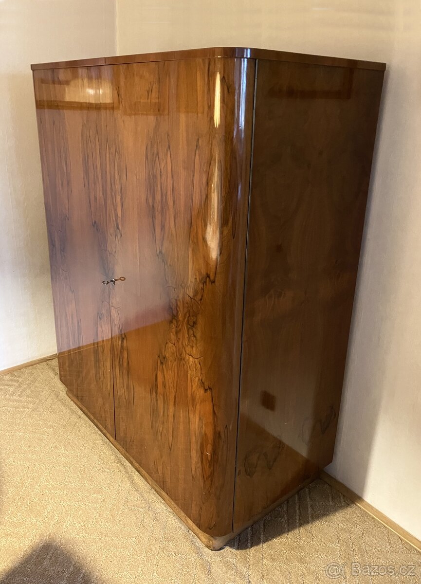 Šatní skříň (50. léta)