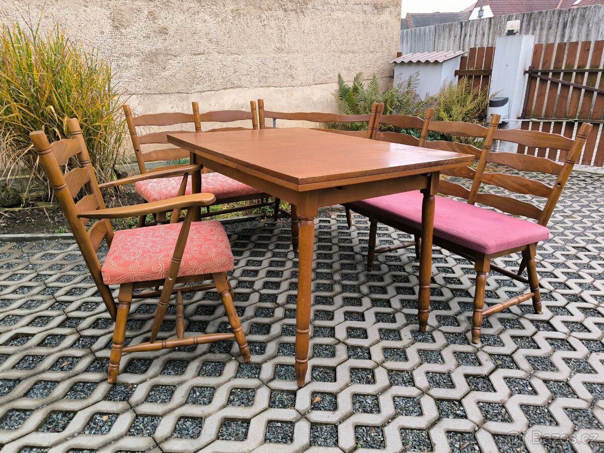 Rohová jídelní lavice, rozkládací stůl a židle