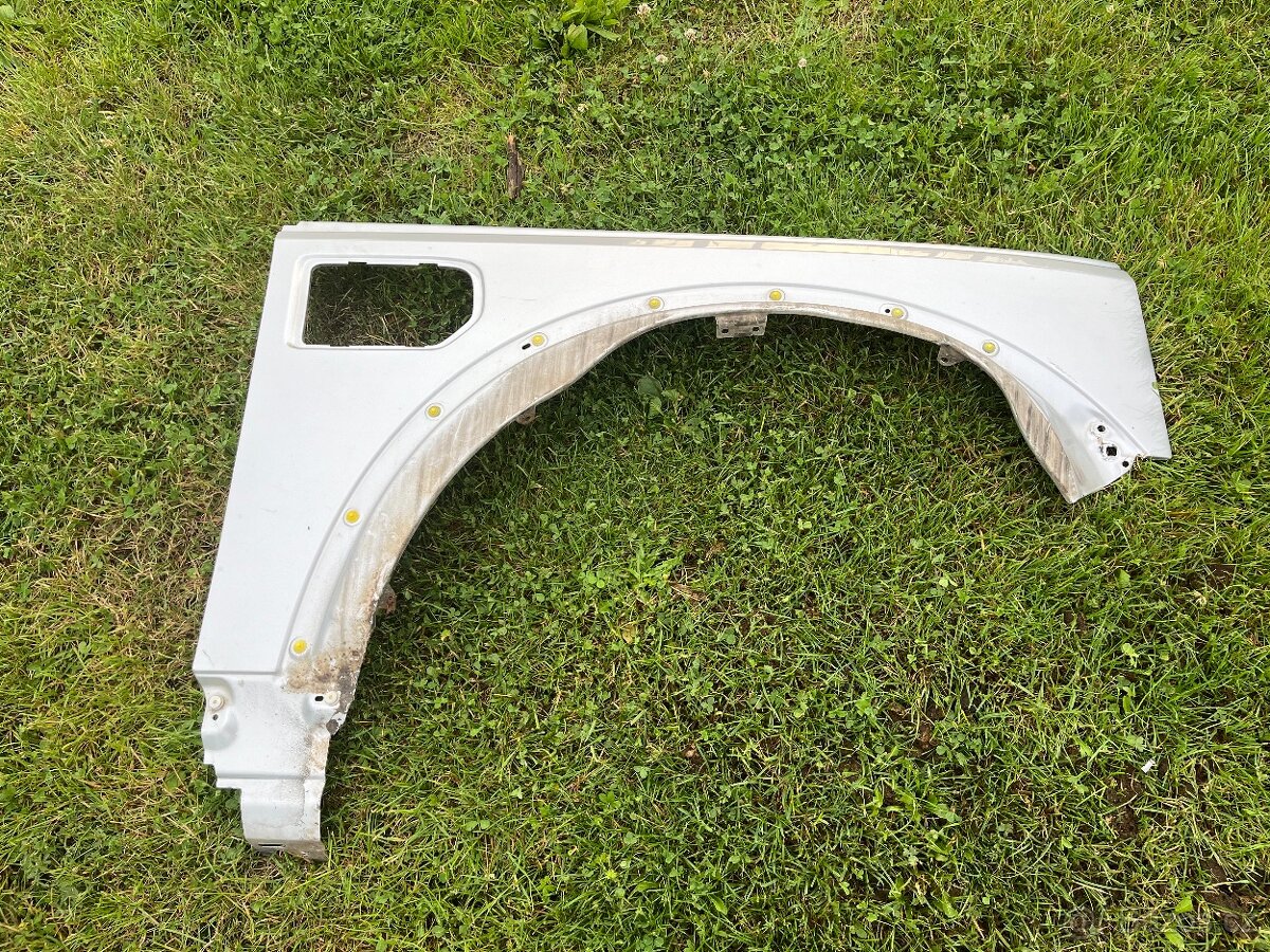 přední blatník Land Rover Discovery 3 stříbrný pravý