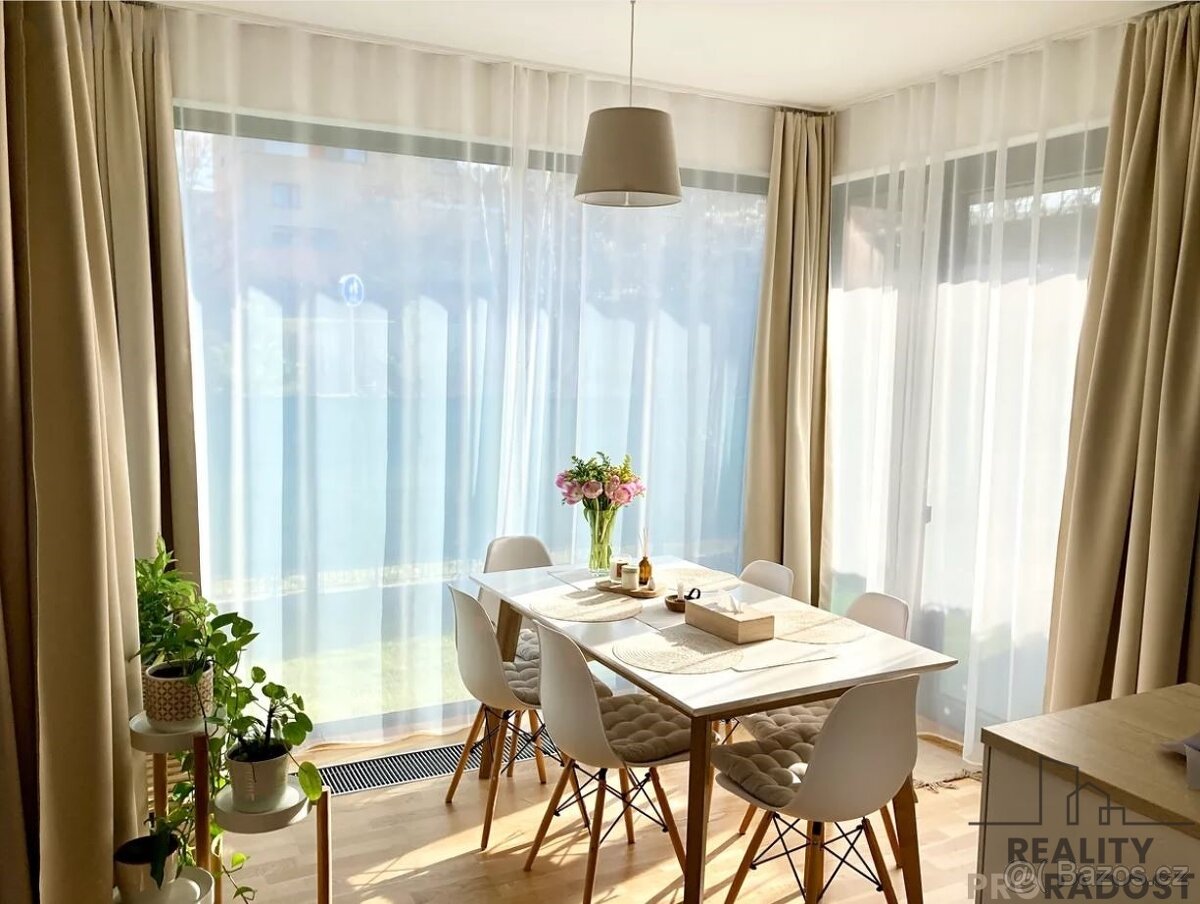 Pronájem bytu 3+kk (85 m²) s terasou a zahradou, ul. Michels