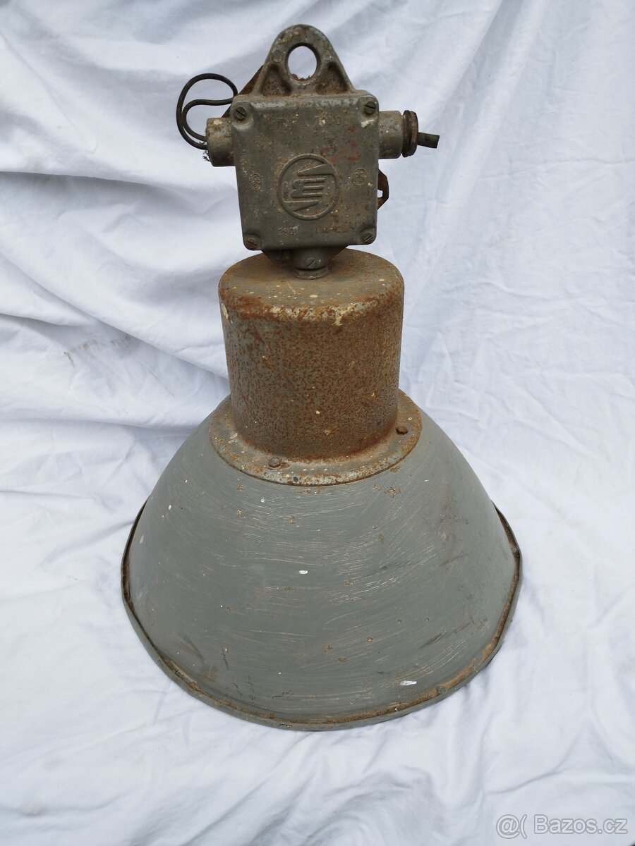 P: Staré dílenské výbojkové světlo