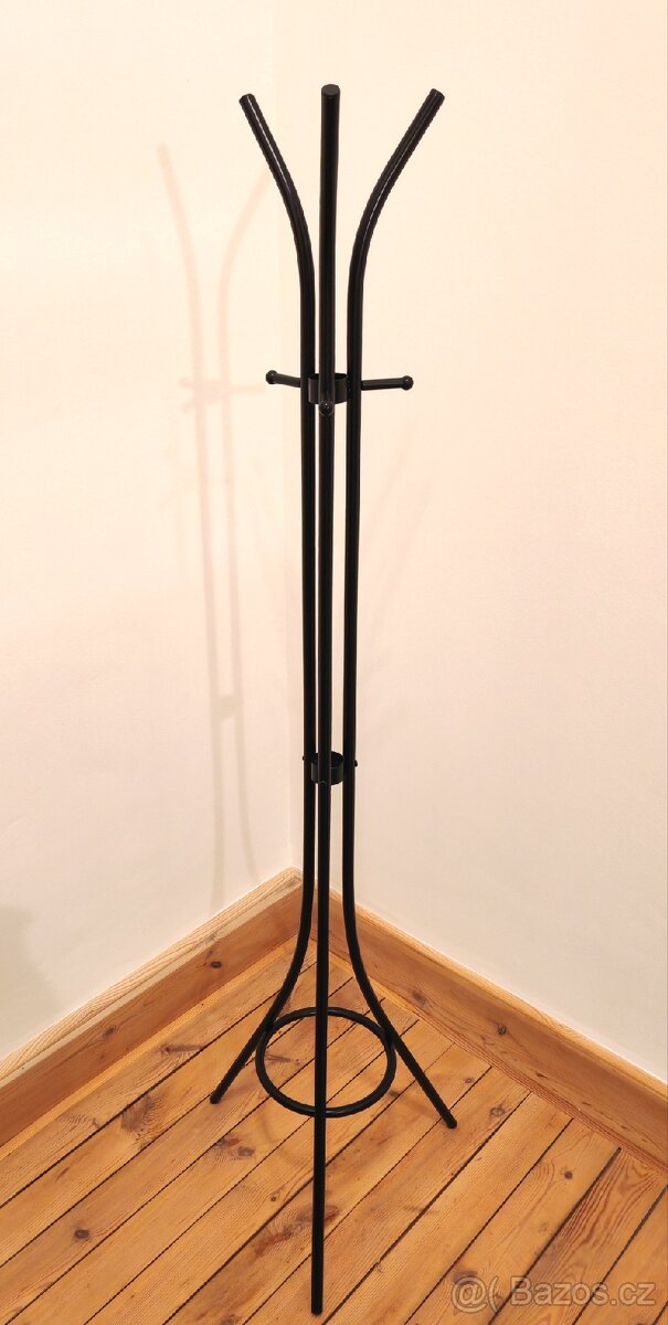 Věšák kovový černý