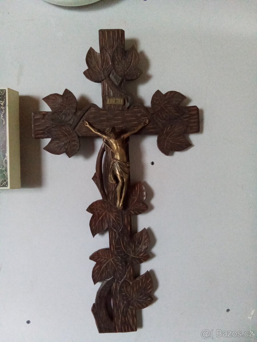 Dřevěný řezbovaný kříž s Ježíšem velký