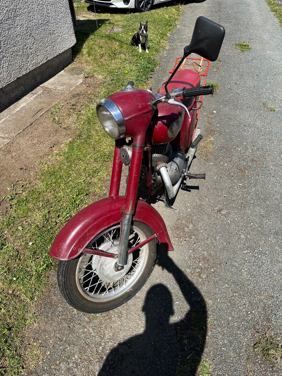 Jawa 250 kývačka