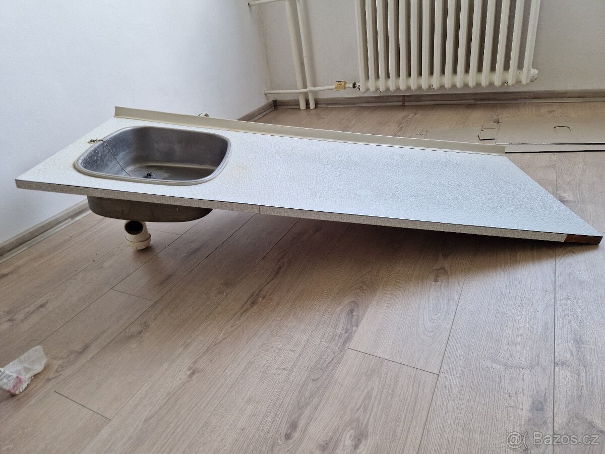 Dřez s deskou