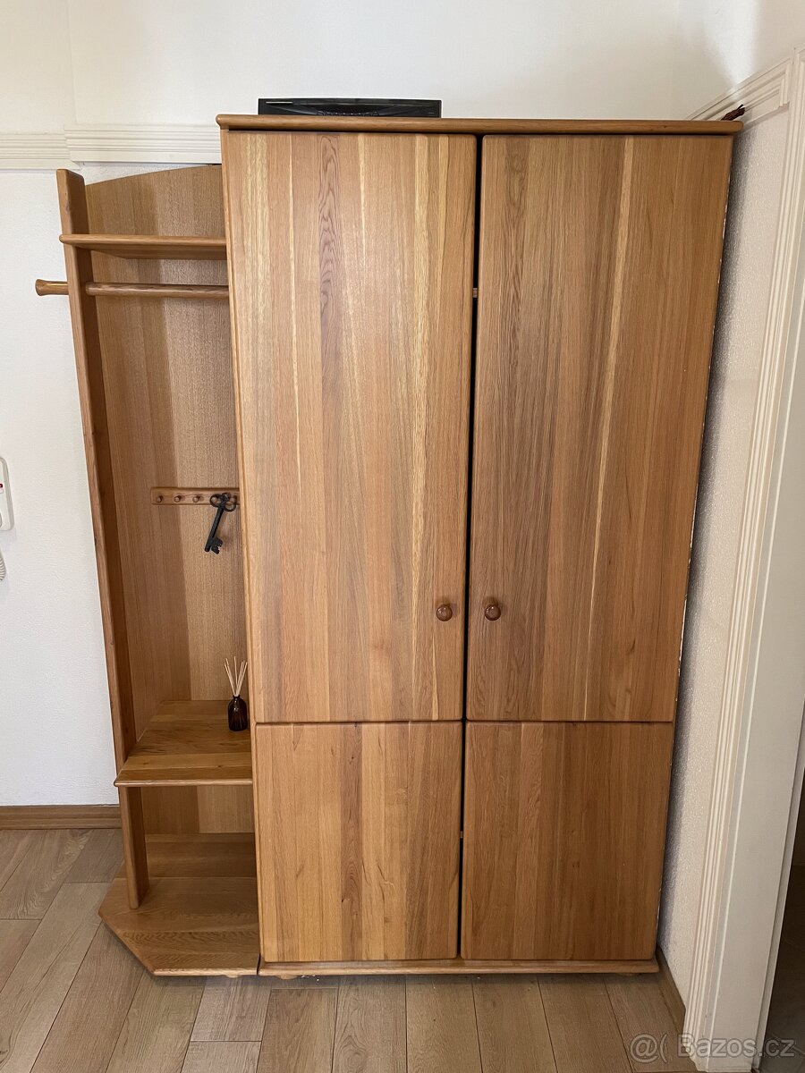 Šatní skříň / předsíňová stěna