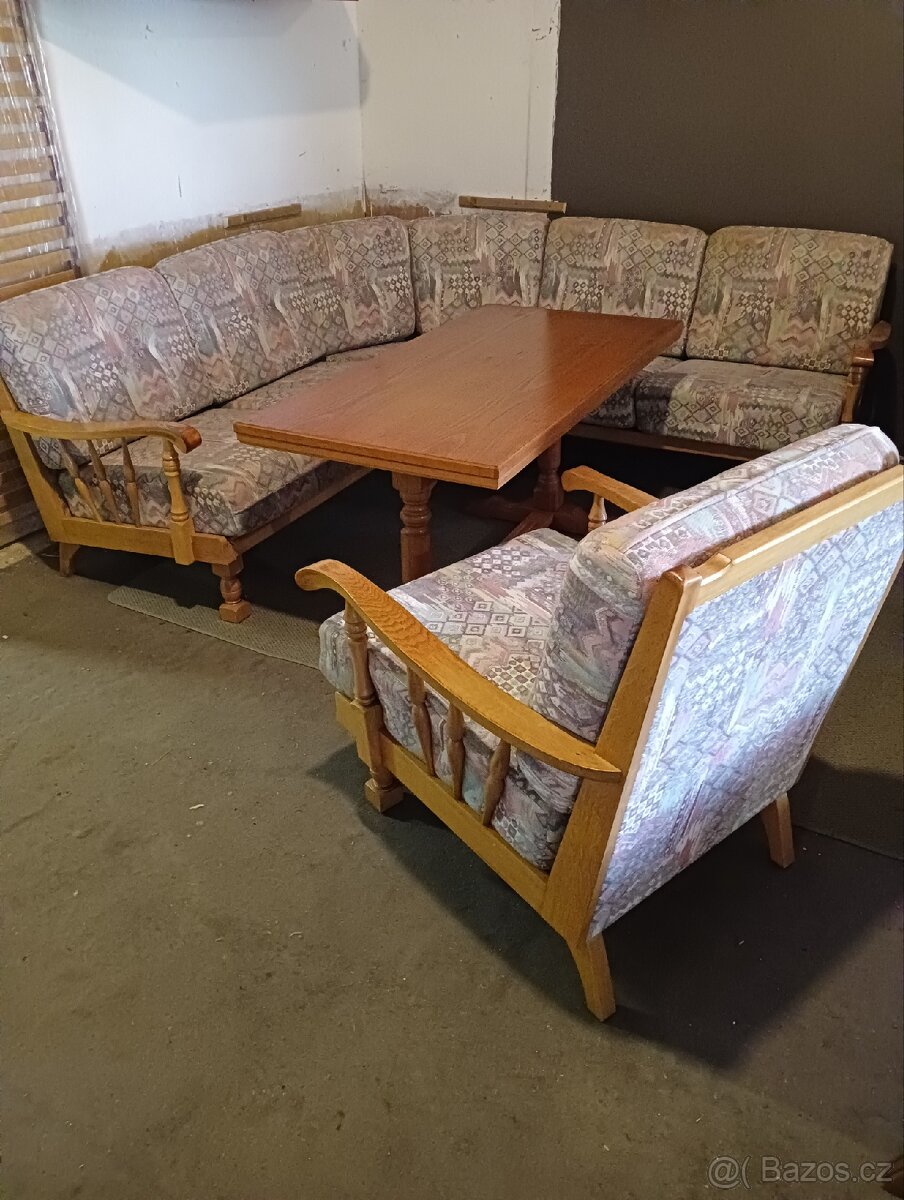 Stylové rohové sezení s křeslem a stolem