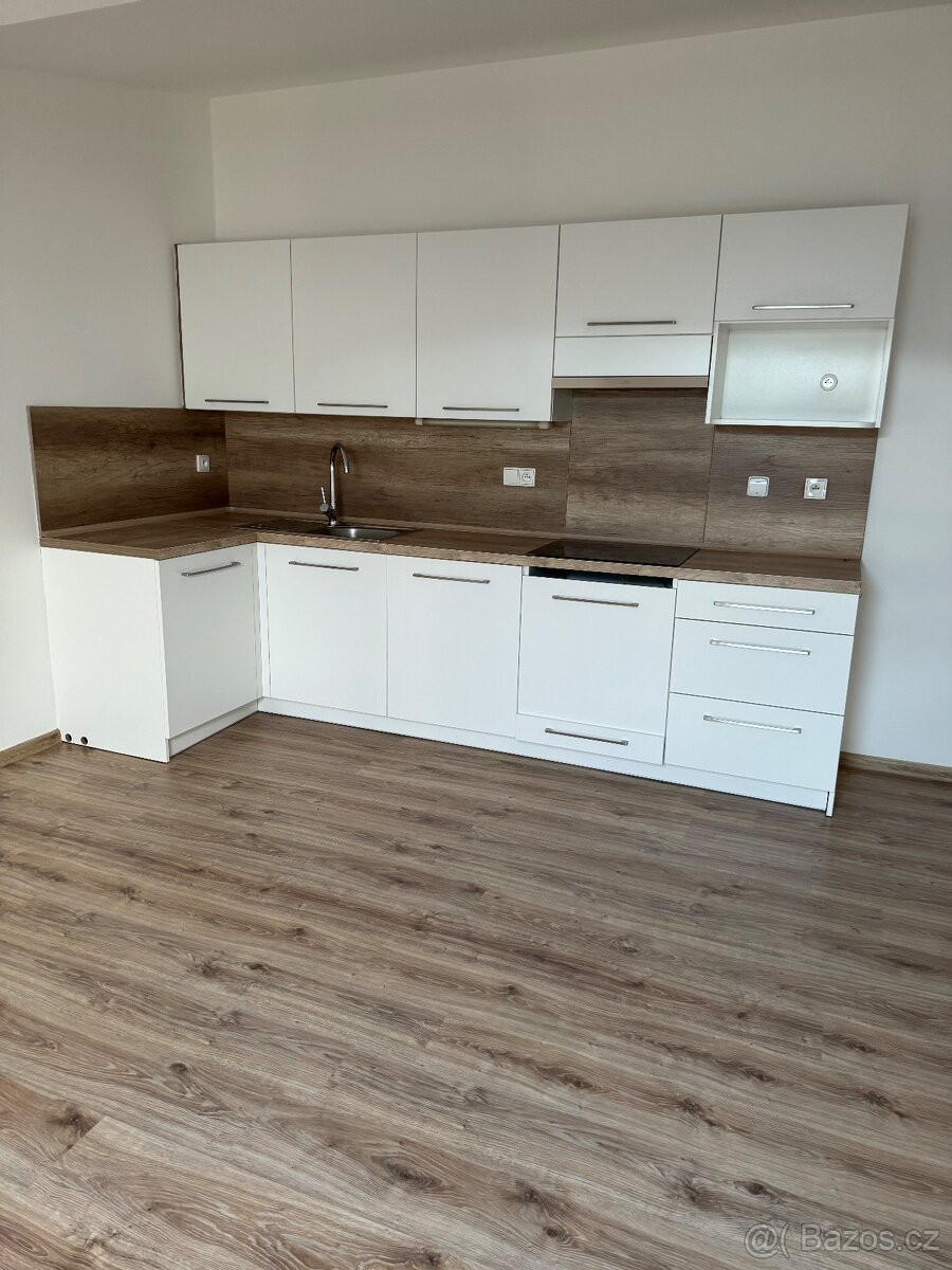 Pronájem 2+kk Jablunkov - centrum, výtah, cihlová budova