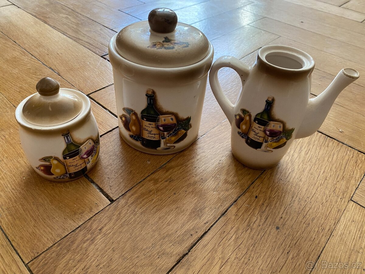 Sada porcelánových dóz a konvičky