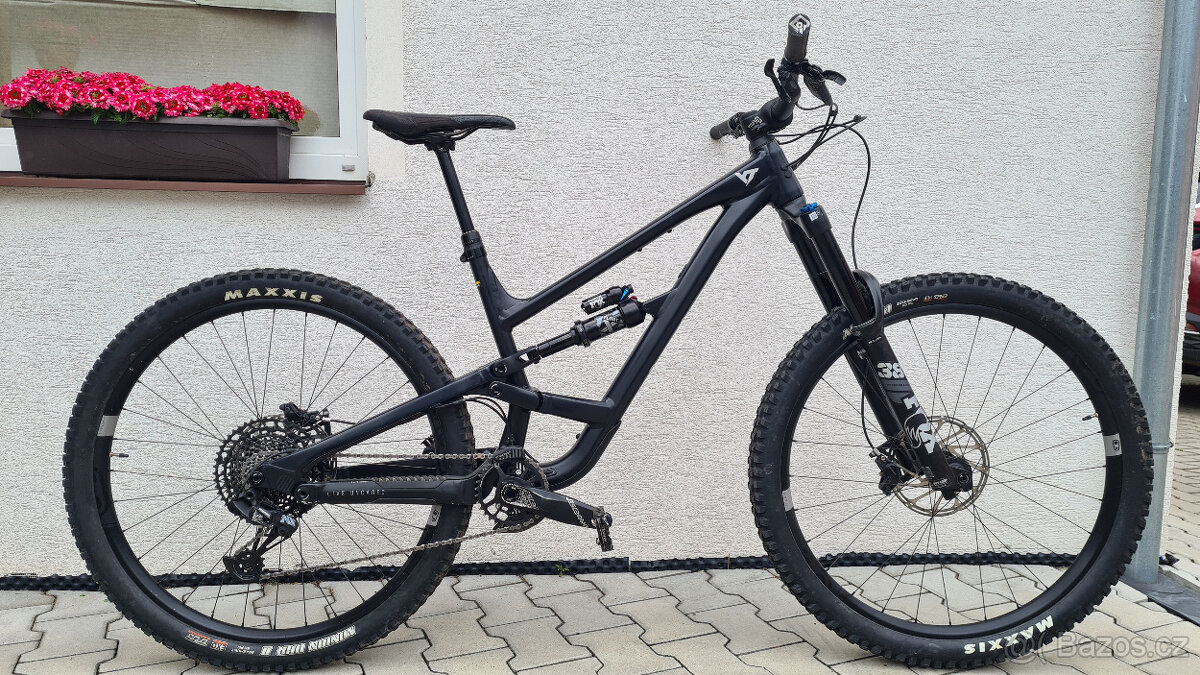 YT Capra 29 CORE, Vzduch. tlumiče FOX, SRAM NX 1x12, Rám M