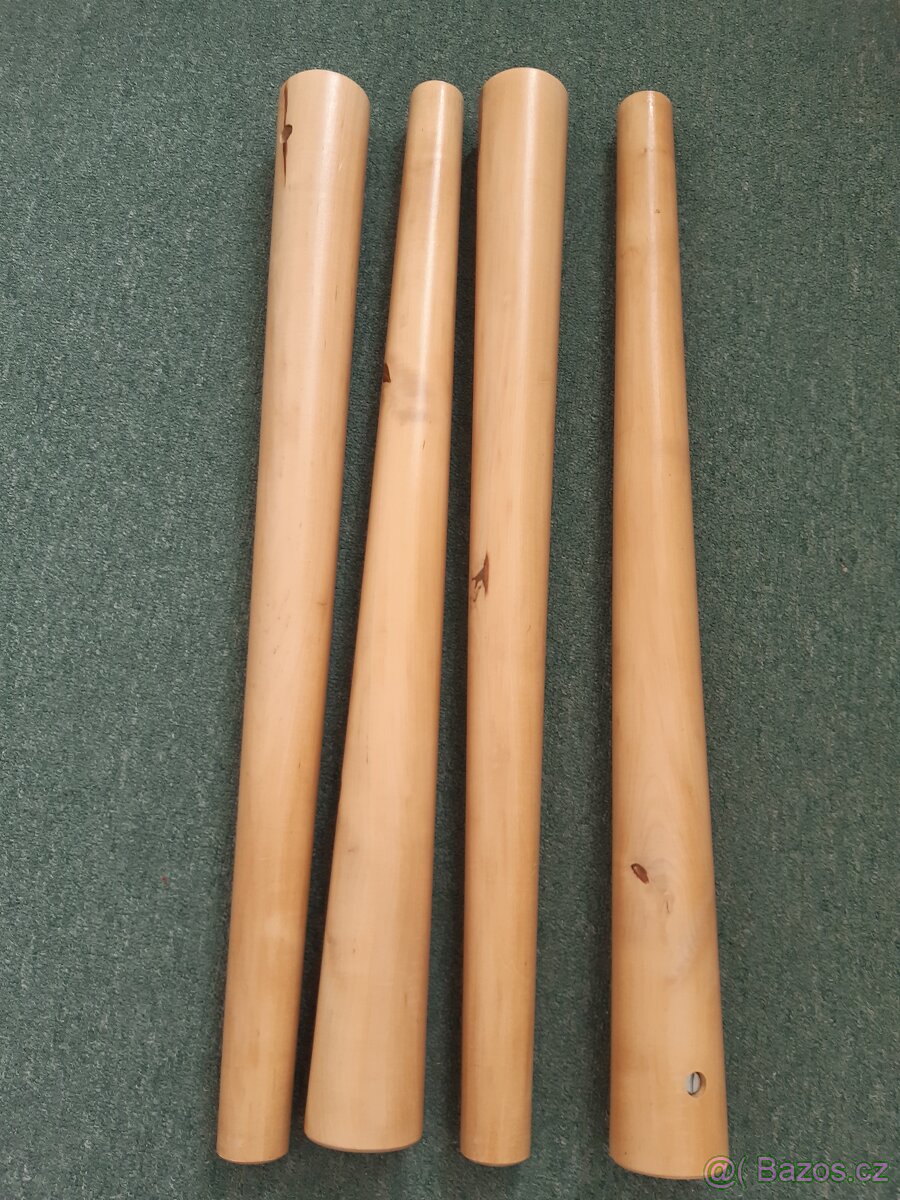 4 dřevěné nohy a stolní deska