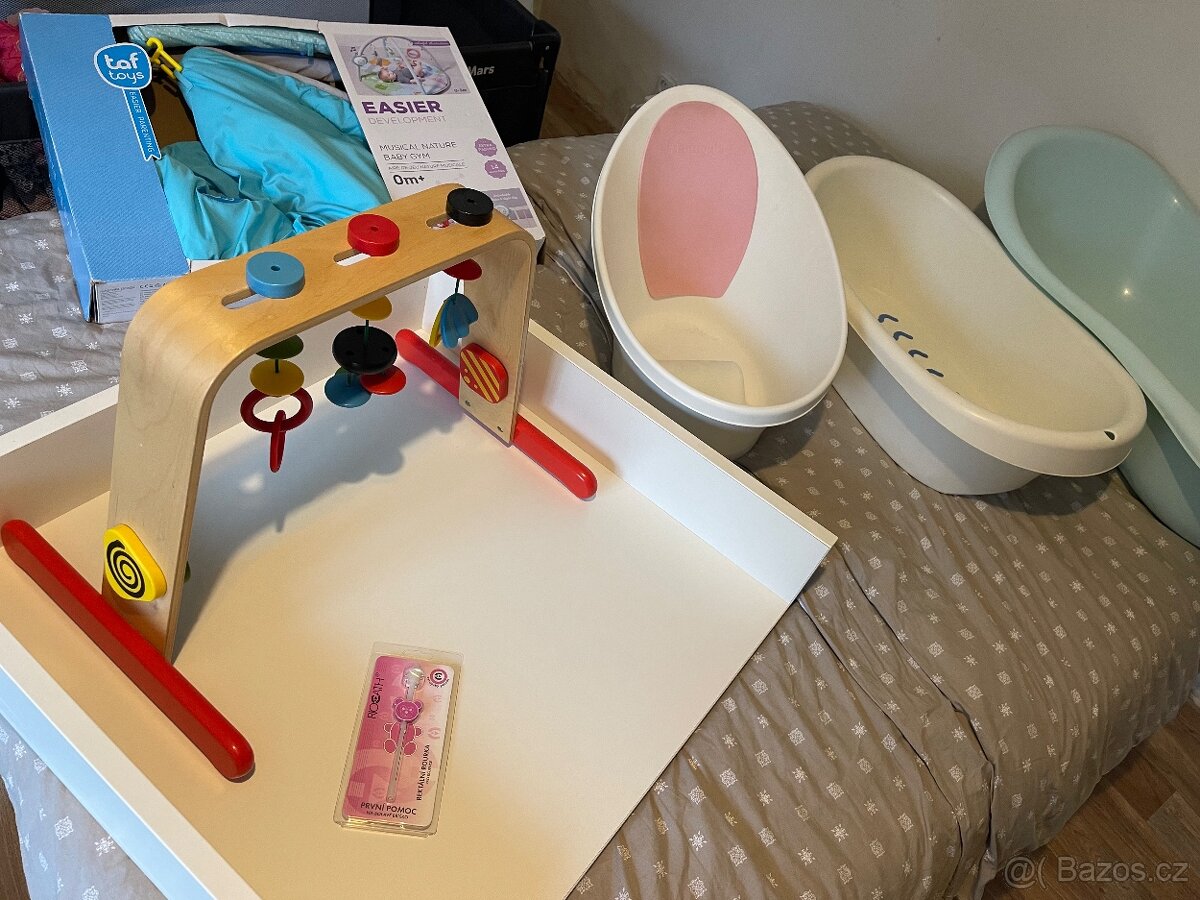 Přebalovací pult + 3x vanička + hrazdička + hrací podložka