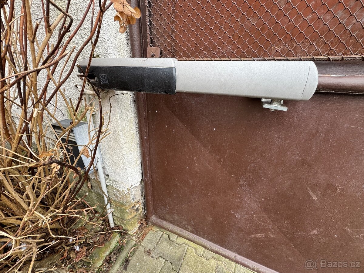 Řídící jednotka pro automatické otvírání dvoukřídlých vrat