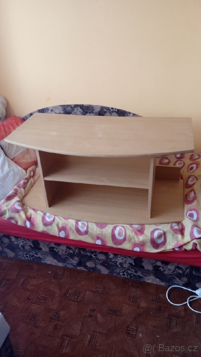 Televizní stolek.