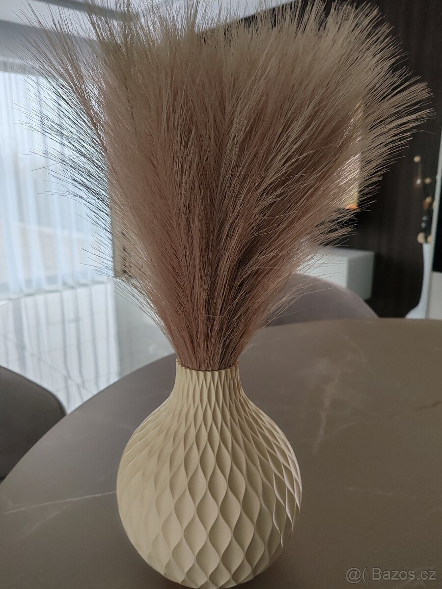 Váza s pampovou trávou
