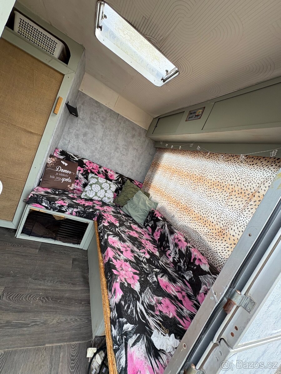 Retro karavan s papíry – renovovaný interiér