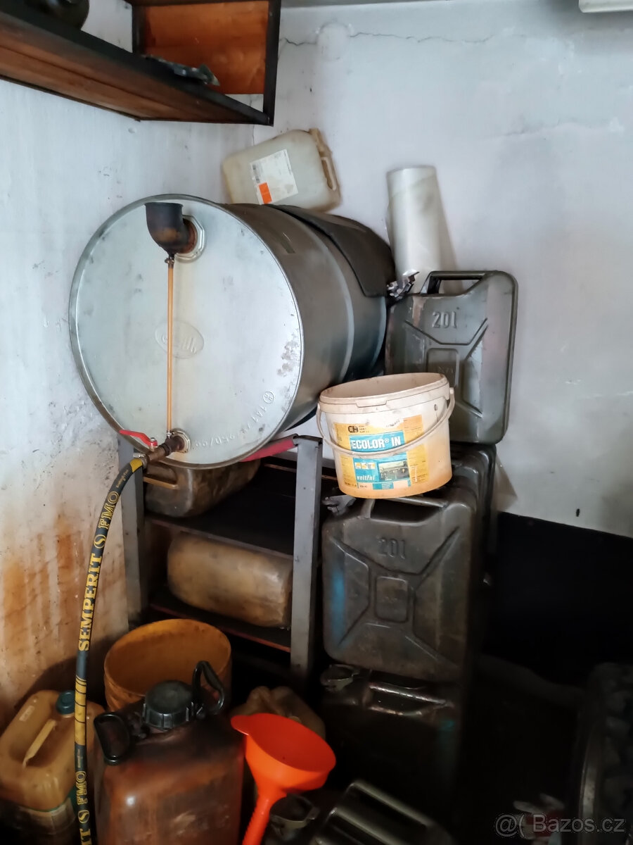 200l sud na stojanu plus 20l kanystry