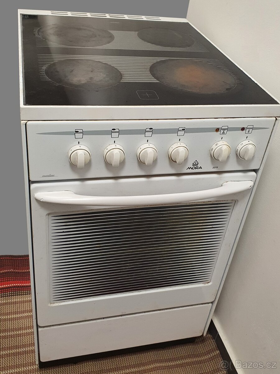 sporák na zásuvku 230V se sklokeram. deskou