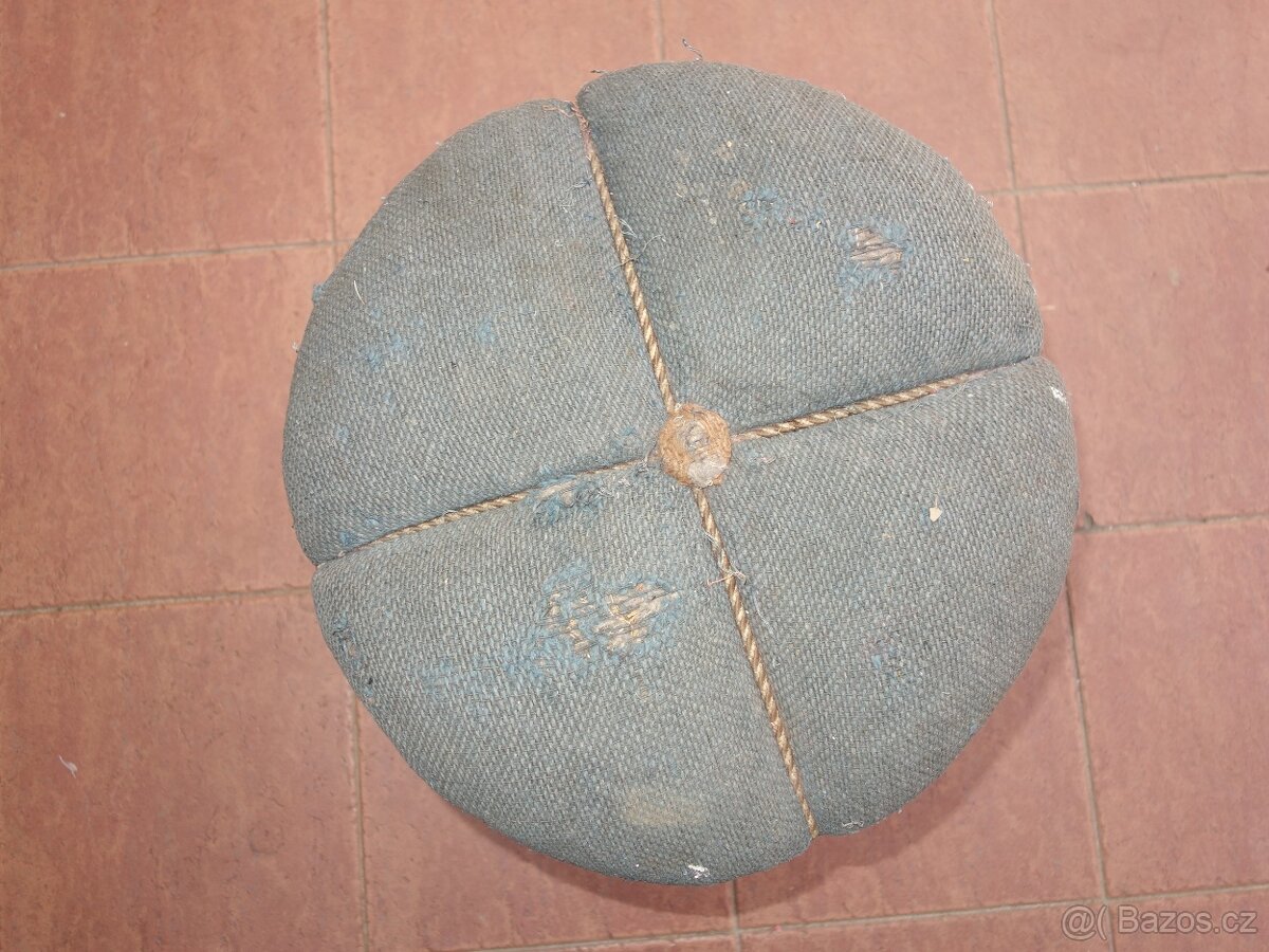 Sedátko od toaletky, atipický taburet