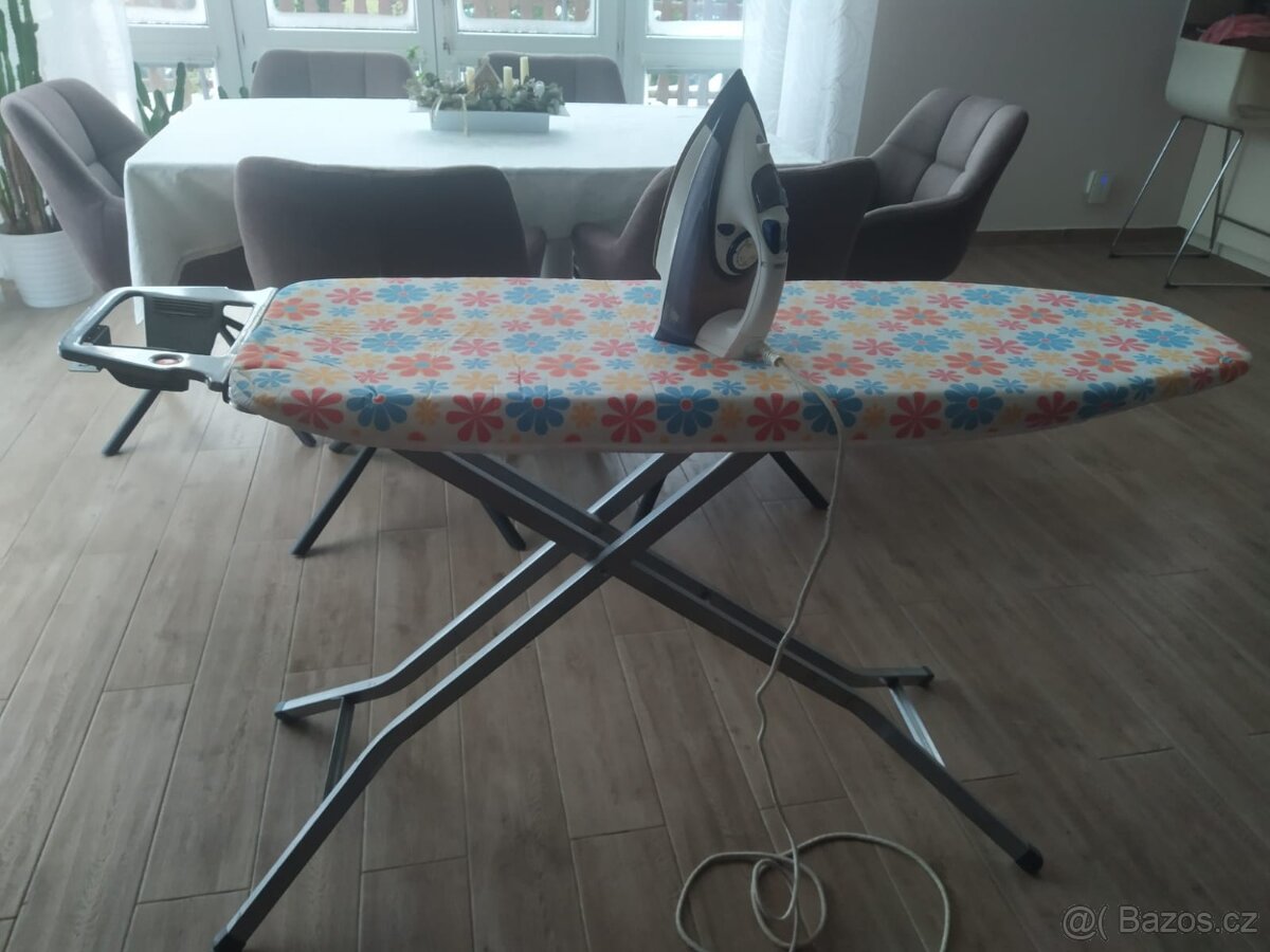 Prodám napařovací žehličku Philips.