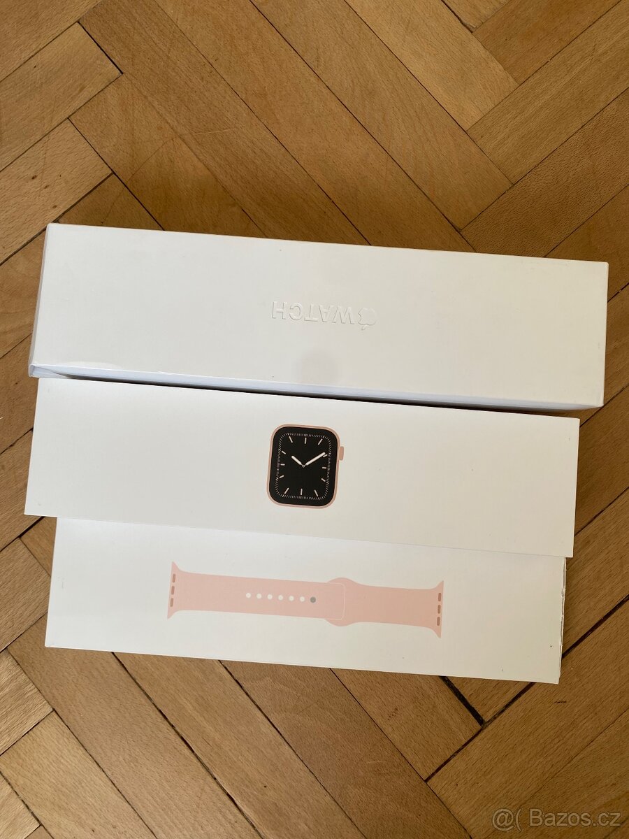 Apple Watch Series 5 (40 mm) – na díly, s nabíječkou, páskem