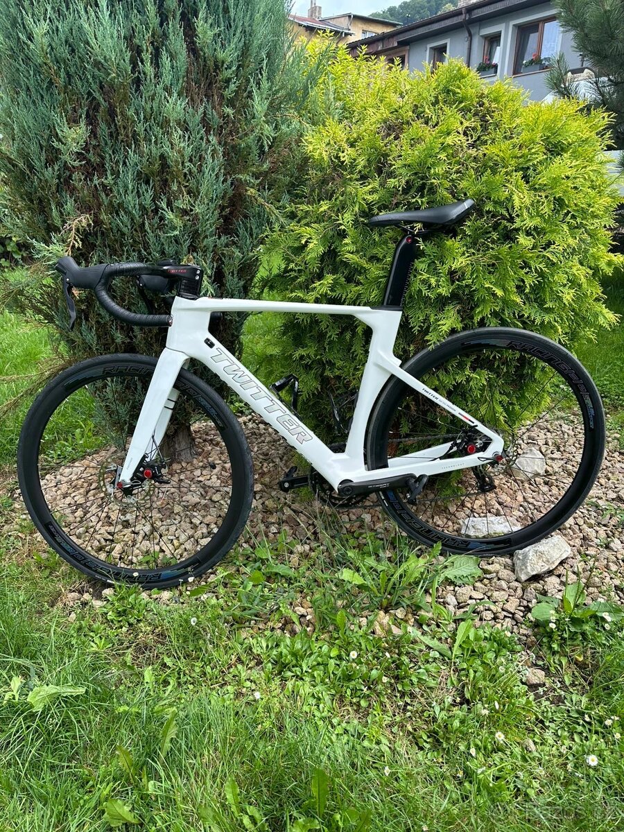 Karbonove silnicni kolo