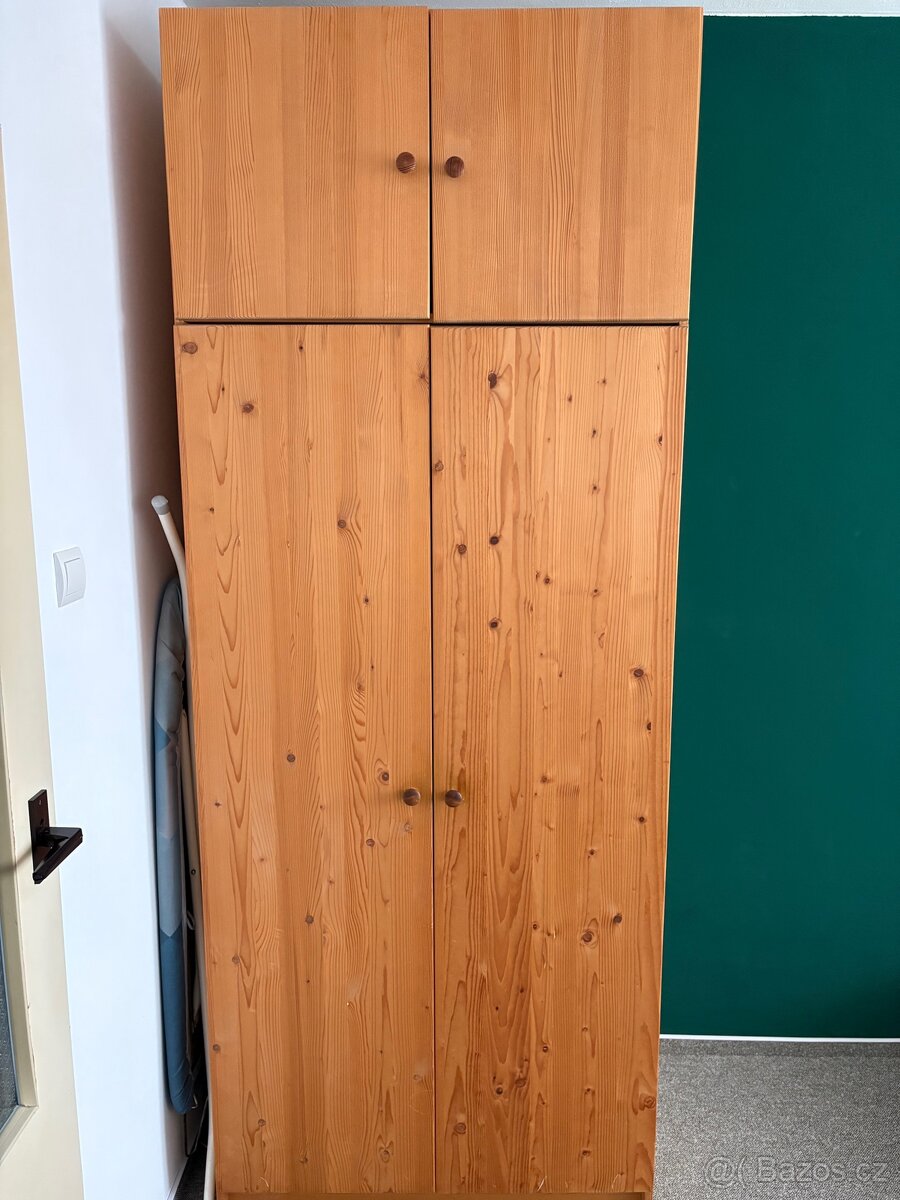 Šatní skříň dřevěná