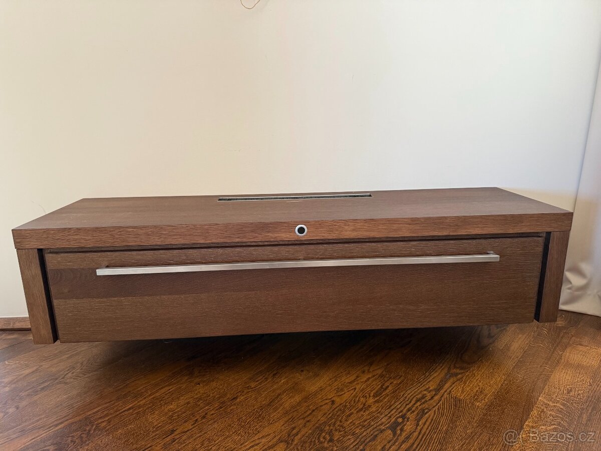 Designová nástěnná skříňka z masivu – 140 × 40 × 31 cm