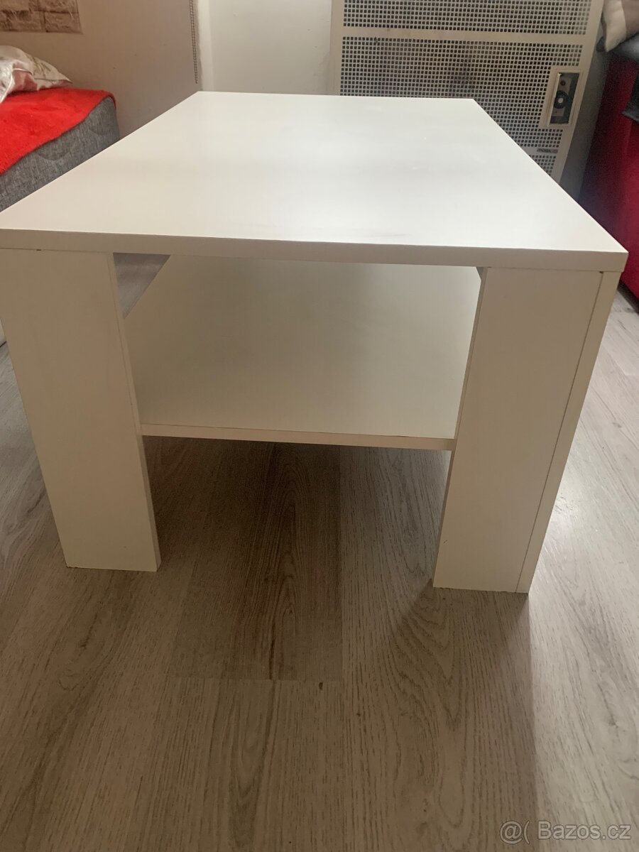 Bíly konferenční stůl