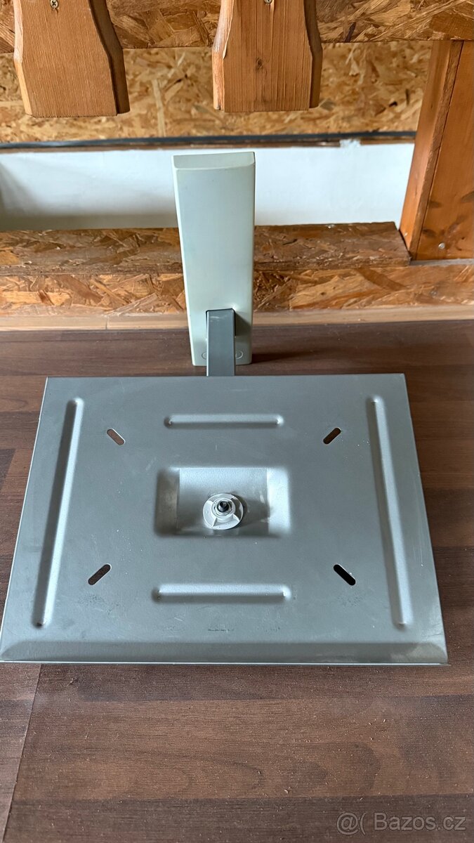 Držák na malou televizi