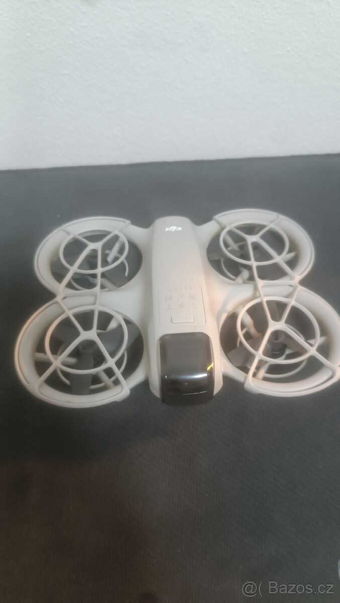 DJI NEO dron se 3 bateriemi a nabíjecí hub