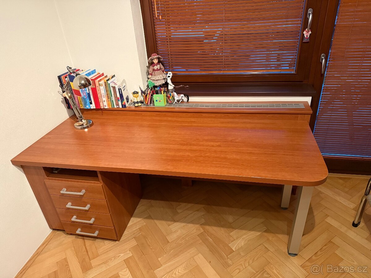 Psací stůl s kontejnerem