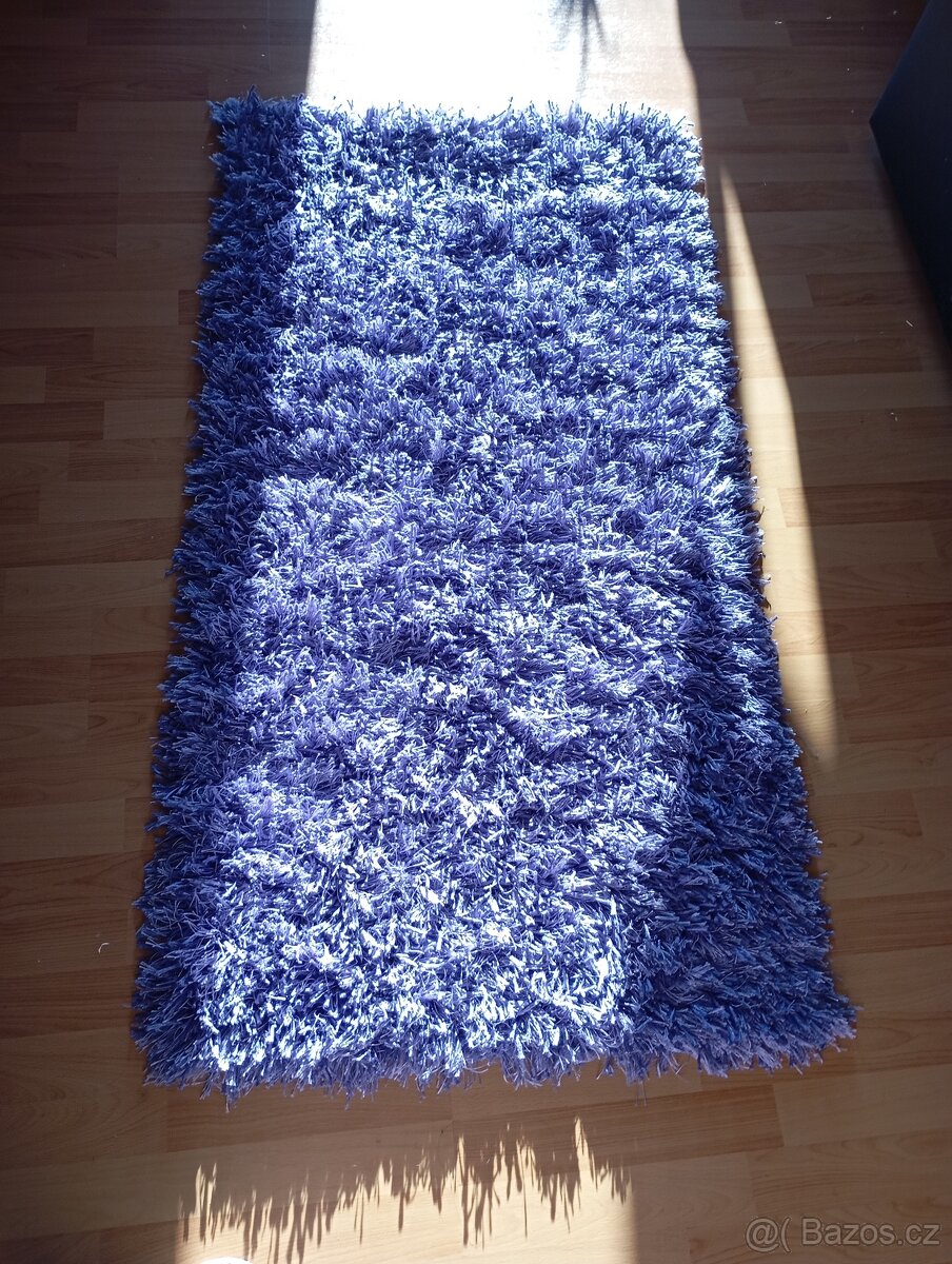 Fialový koberec cca 145x75 cm dlouhý chlup