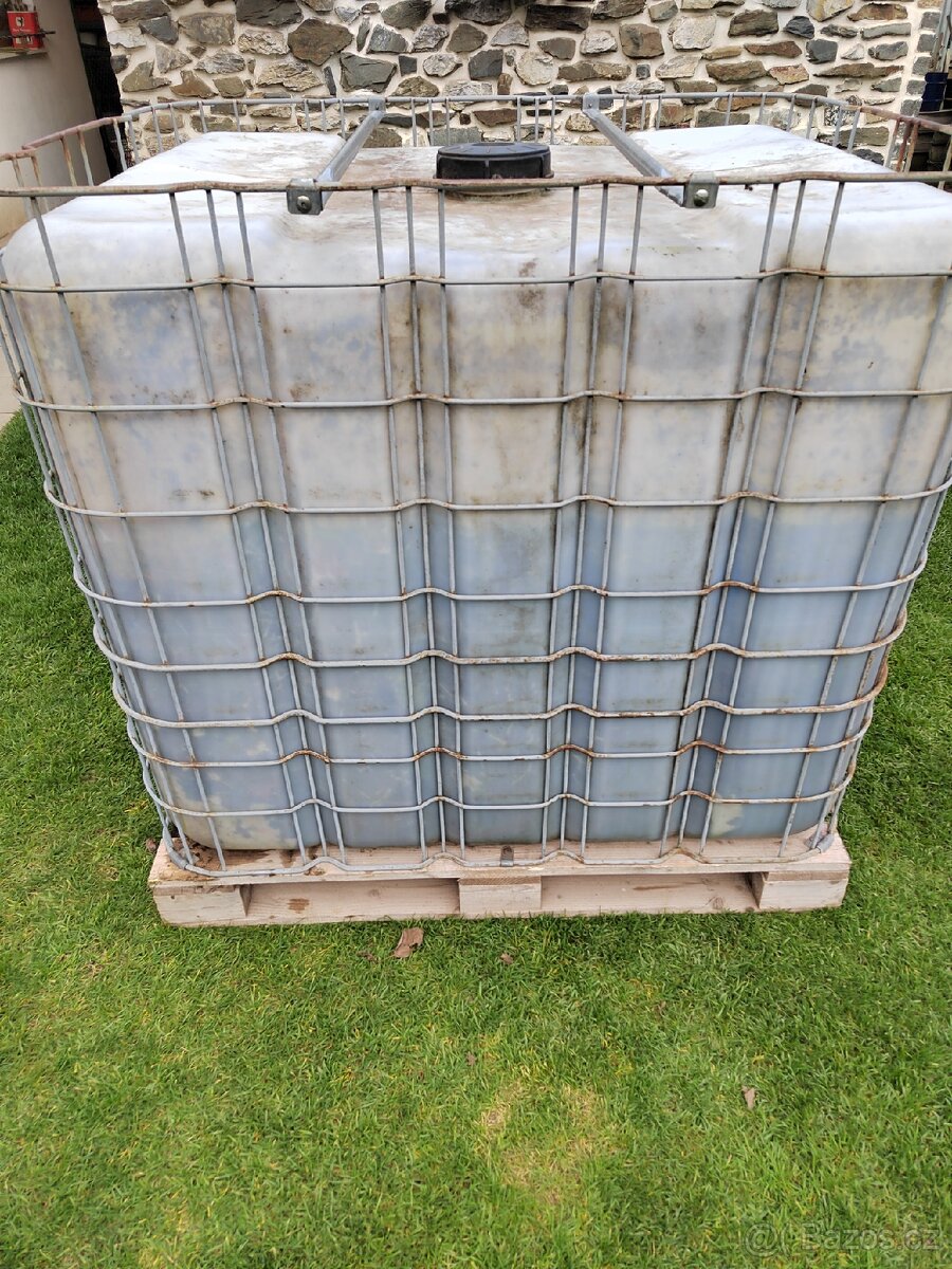 Nádrž na vodu 1000 l. IBC kontejner