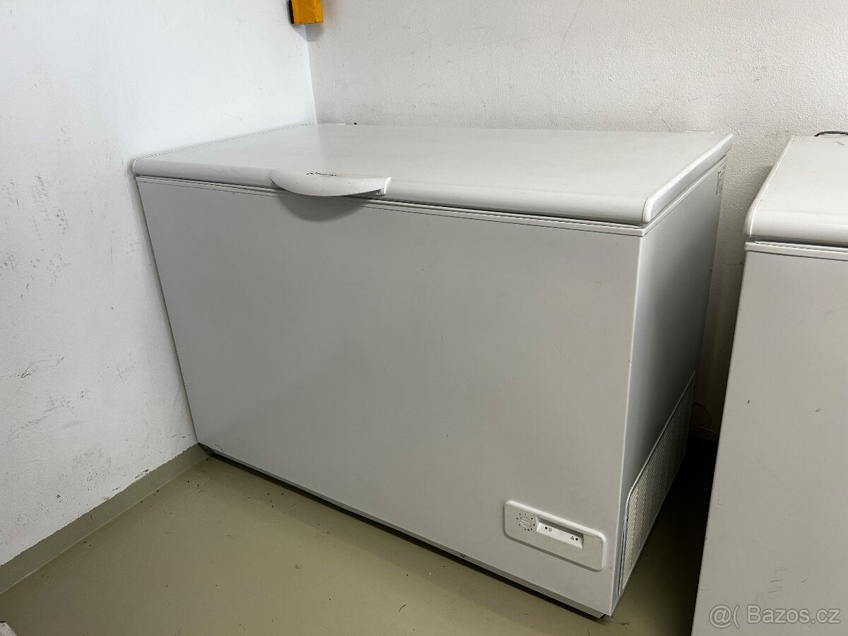 Pultový mrazák Electrolux EC2233AOW1, 223 l