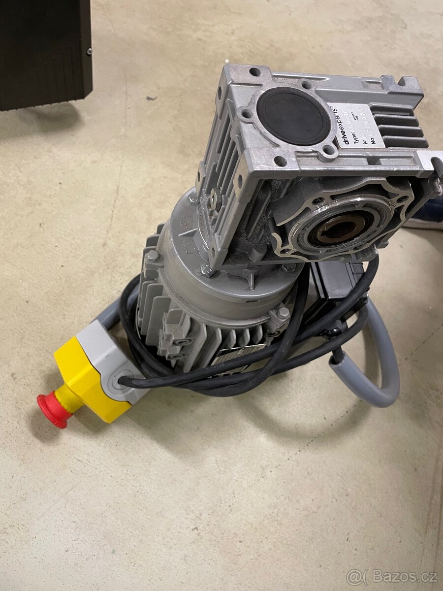 Elektromotor s šnekovou převodovkou a nouzovým vypínačem