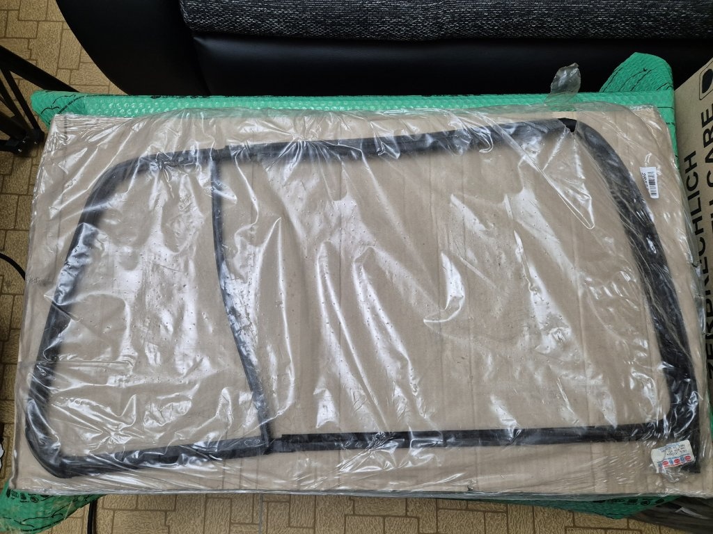 těsnění levých zadních dveří VW Vento, Golf III 1H4839431