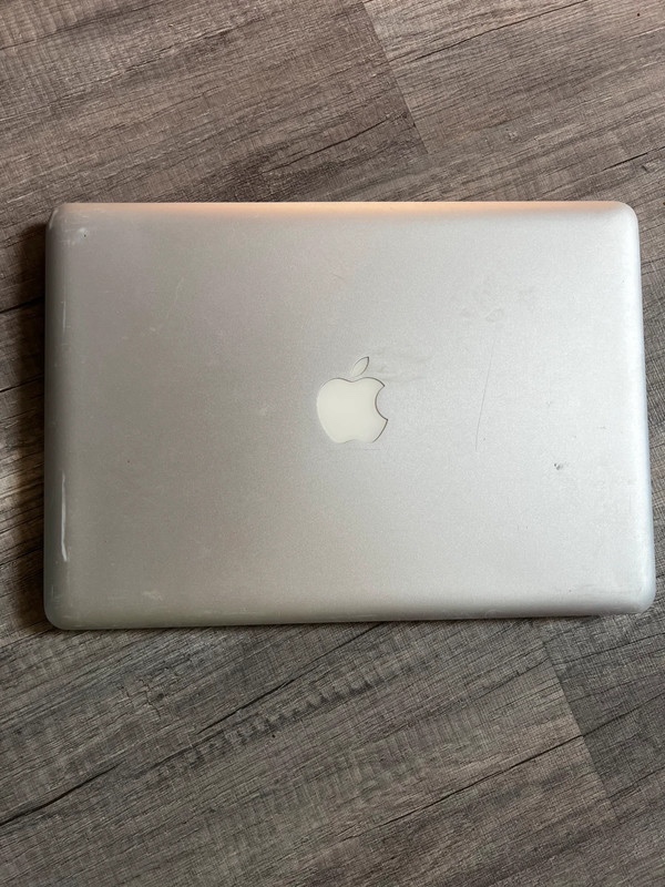 MacBook Pro 13” A1278 – zapíná se, ale chybí systém