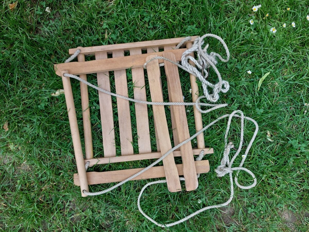 Dřevěná houpačka