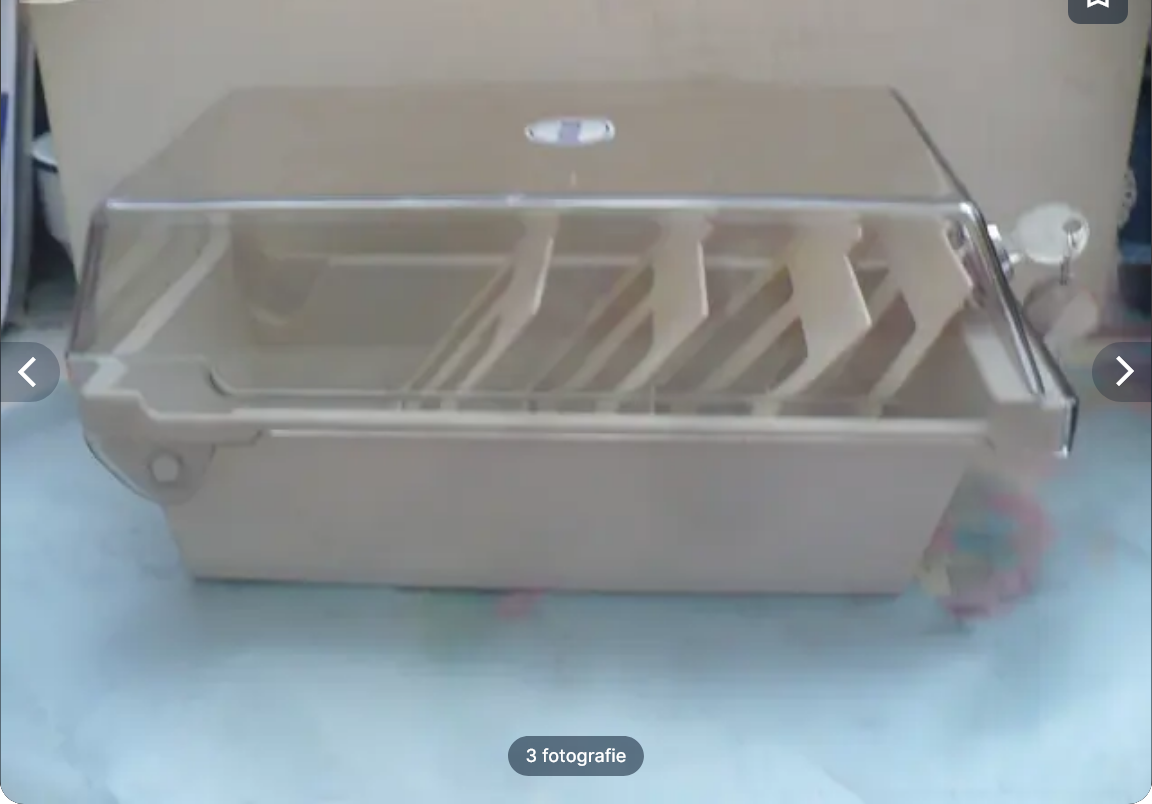 Plastový box se zámkem.