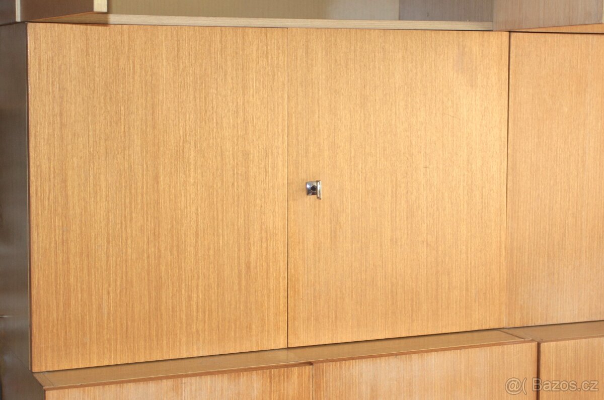 Skříňka s poličkou, uzamykatelná - borovice limba