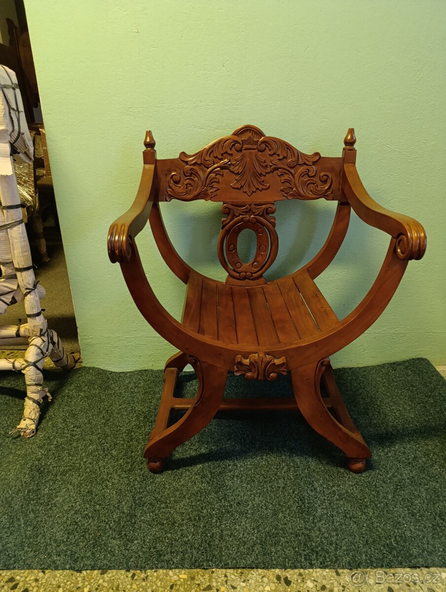 Historizující křeslo