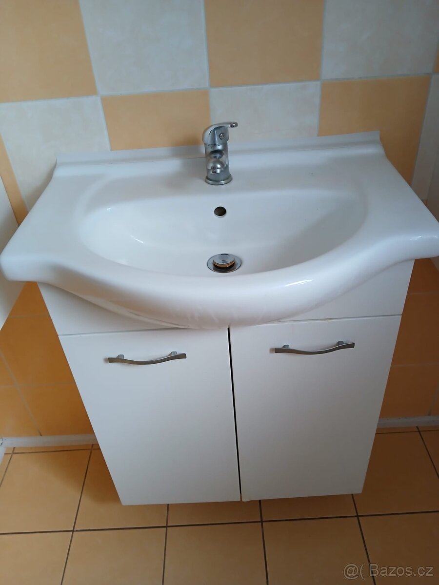 koupelnová skříńka