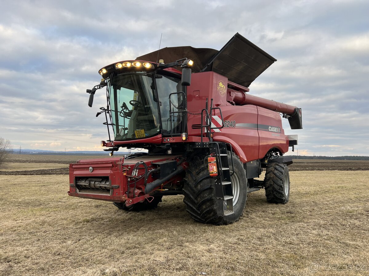 Sklízecí mlátička Case IH 8240 + MacDon FD75