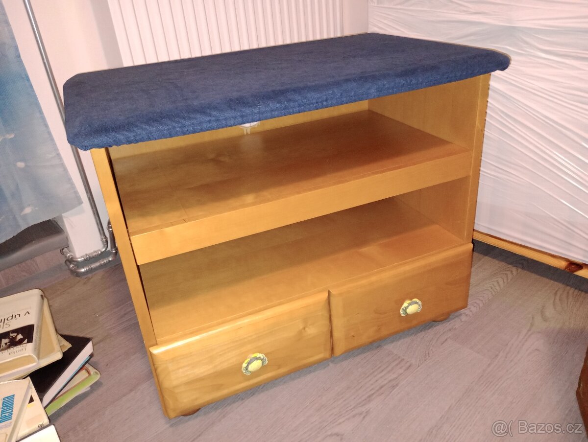 TV stolek s vysouvací vnitřní deskou