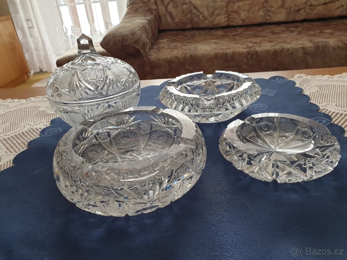 Broušené a hutní sklo.