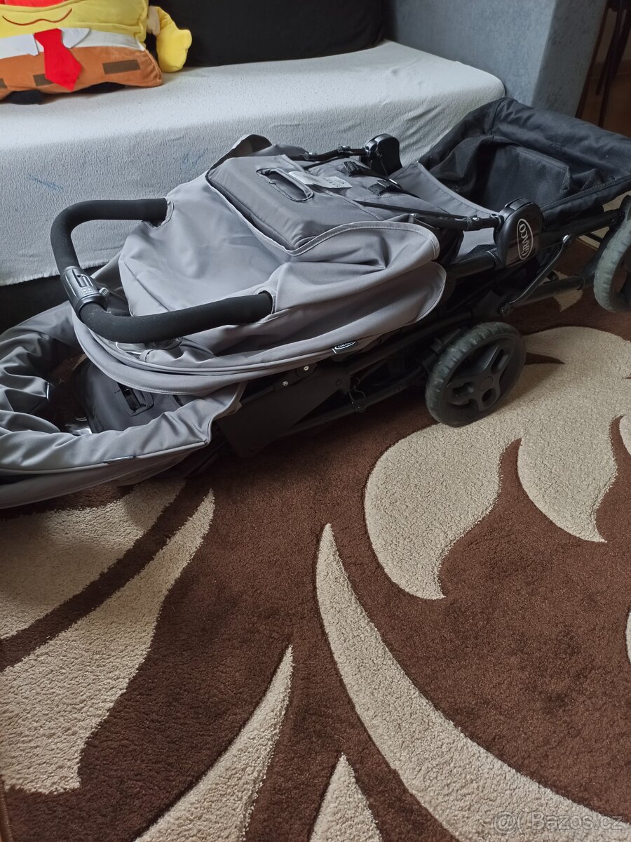 Kočárek pro sourozence