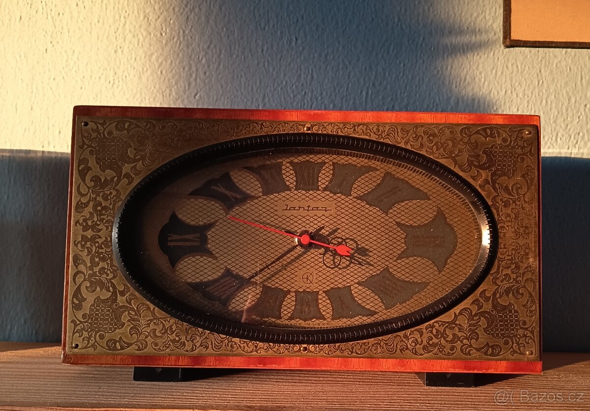 RETRO hodiny značky Jantar