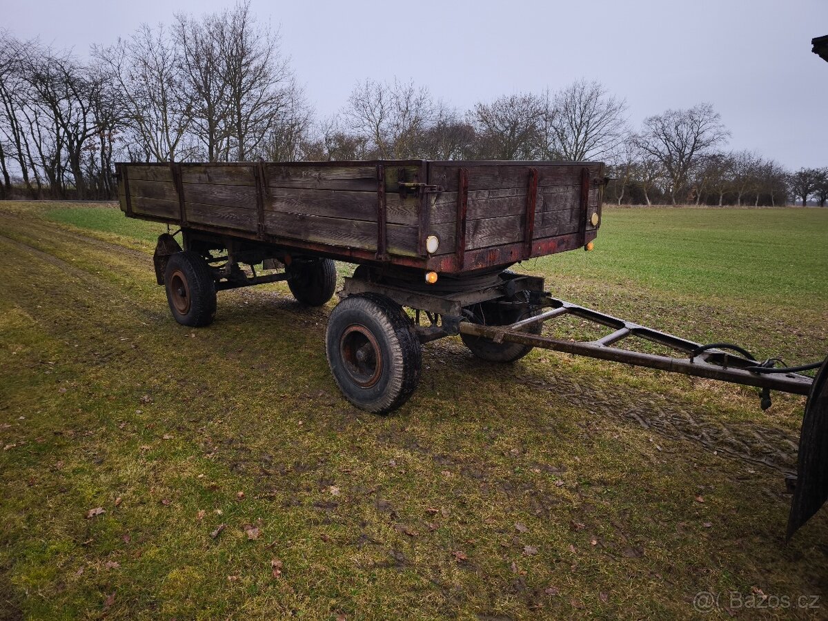 Traktorový přívěs P53